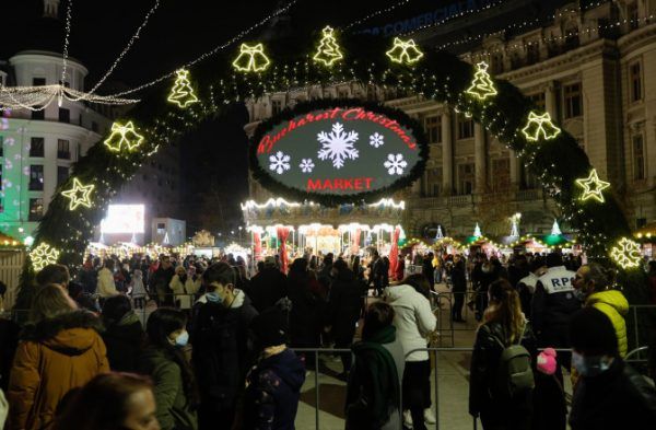 Când se deschide Târgul de Crăciun București 2022. Brad uriaș, patinoar și roată panoramică, în Piaţa Constituţiei