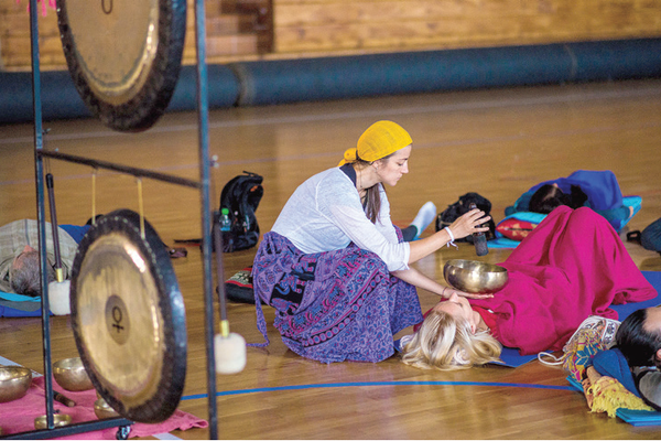 Care sunt beneficiile băii sonore și cum se desfășoară o sesiune