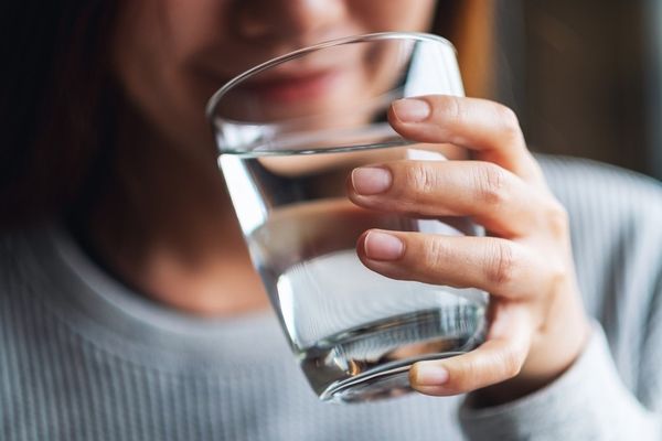 Putem bea apă în timp ce mâncăm? Iată ce spun specialiștii!