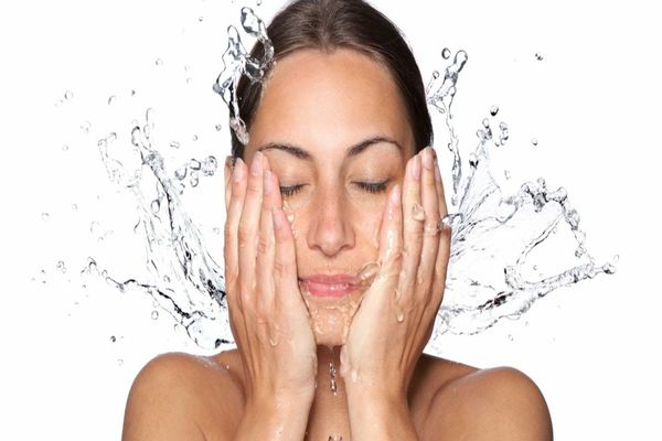 6 greșeli pe care le facem cu toții când ne spălăm pe față, conform dermatologilor