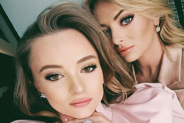 Oana Matache lansează prima sa piesă, alături de sora ei, Delia