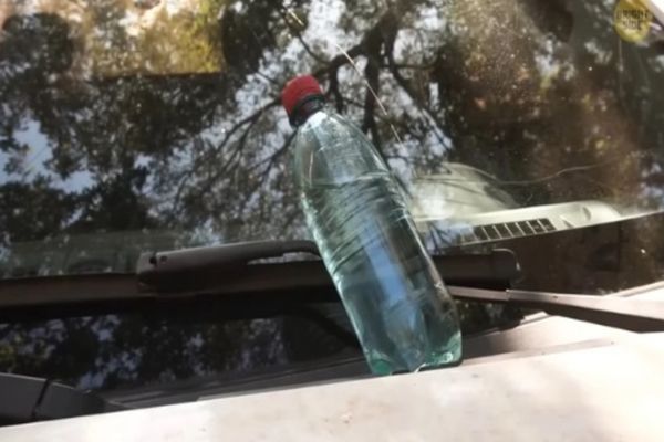 Dacă găsești o sticlă de apă pe mașina ta, mergi direct la o secție de poliție