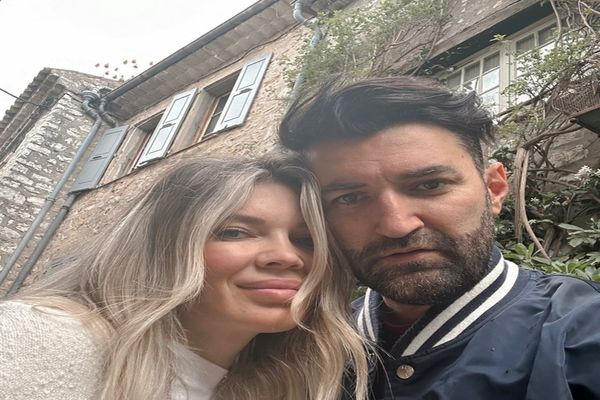 GINA PISTOL ȘI SMILEY, NAȘI DE CUNUNIE. CUM S-AU ÎMBRĂCAT LA NUNTA CARE A AVUT LOC ÎN GRECIA