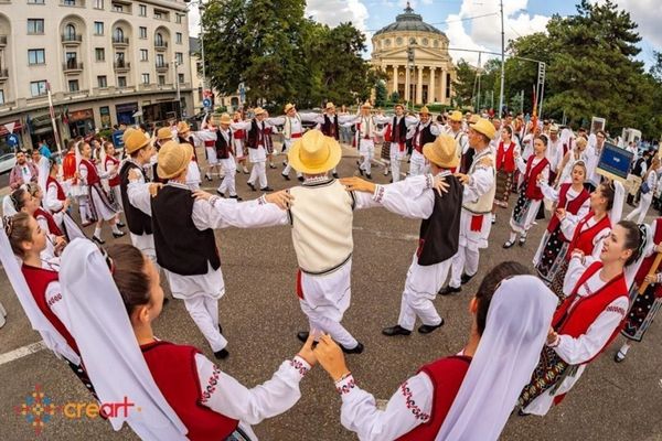 Paradă a costumelor populare, româneşti şi internaţionale cu 400 de artişti, sâmbătă, pe străzile Capitalei