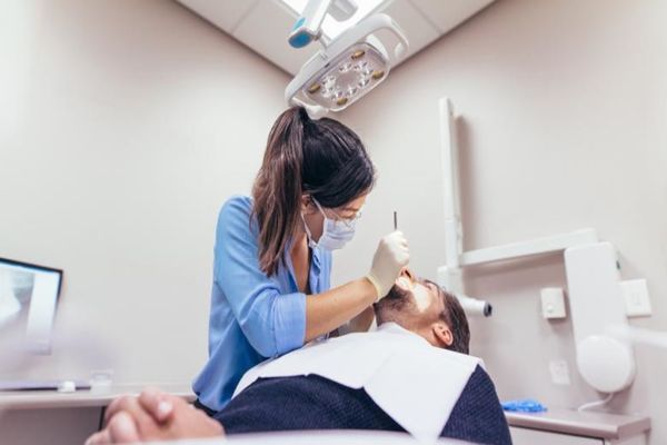 Trenduri periculoase pentru îngrijirea dinților, răspândite pe Tik Tok