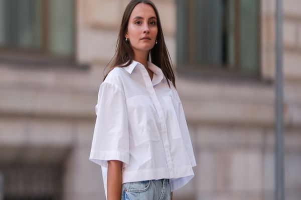 Cum să-ți pui în valoare silueta într-o cămașă oversized