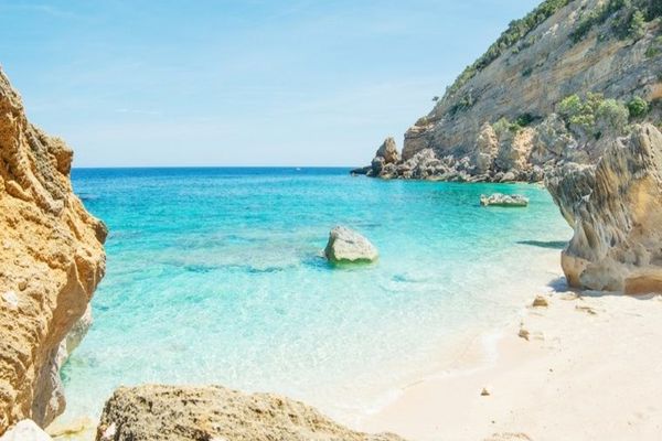 Cum se curăță corect nisipul de pe hainele de plajă