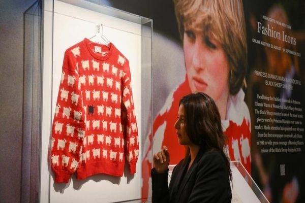 Celebrul pulover cu oi purtat de prinţesa Diana, vândut la licitaţie cu o sumă record