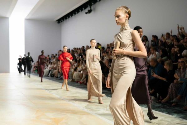 Culoarea la modă care trebuie adoptată în această toamnă-iarnă 2023-2024, văzută în timpul ultimelor Săptămâni ale Modei+