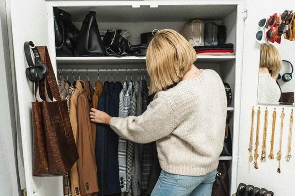 Garderoba capsulă: ce este, ce beneficii are și cum poți să-ți construiești una