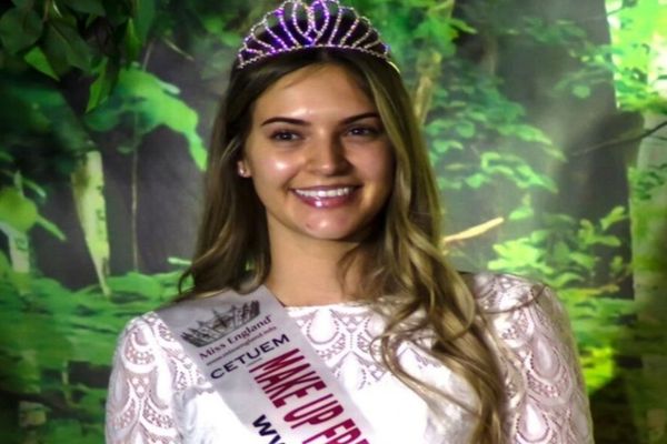 O femeie câștigă primul concurs de frumusețe fără machiaj din lume și nu a purtat nimic pe față în afară de un zâmbet