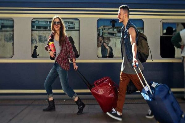 Ce condiții trebuie să îndeplinească tinerii care vor să călătorească gratuit prin toată Europa, primăvara viitoare