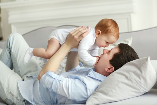 Depresia postpartum la bărbați. Cum se manifestă și la cât timp apare