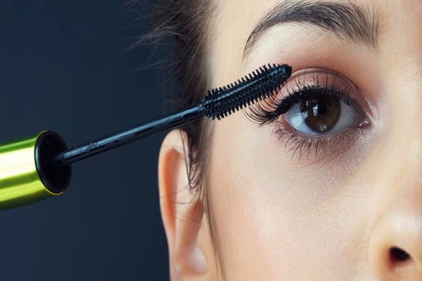 De ce nu ar trebui să mai purtați rimel rezistent la apă