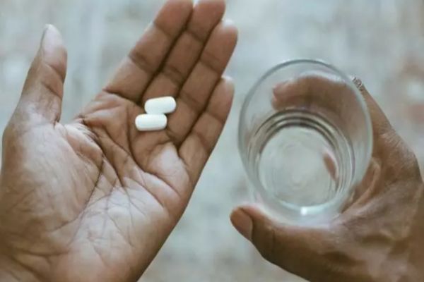 Pericolul ascuns din cea mai populară pastilă pe care românii o consumă când sunt răciți