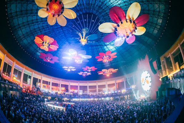 Flori, fete sau băieți, ediția indoor de primăvară a festivalului Nostalgia Retro Disco Future