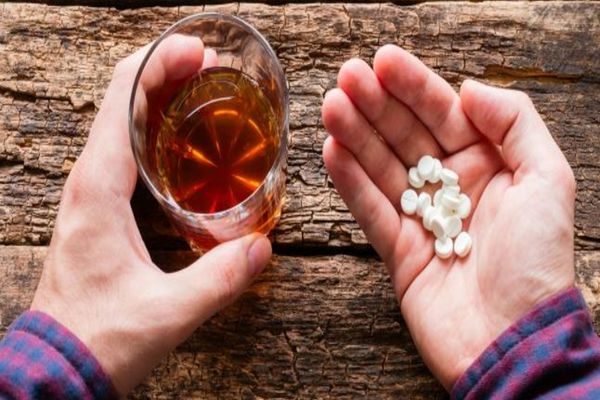 Ce se întâmplă în corpul tău dacă iei pastile și consumi alcool
