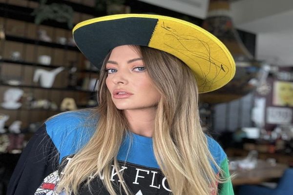 Delia și-a creat haine din plase de rafie