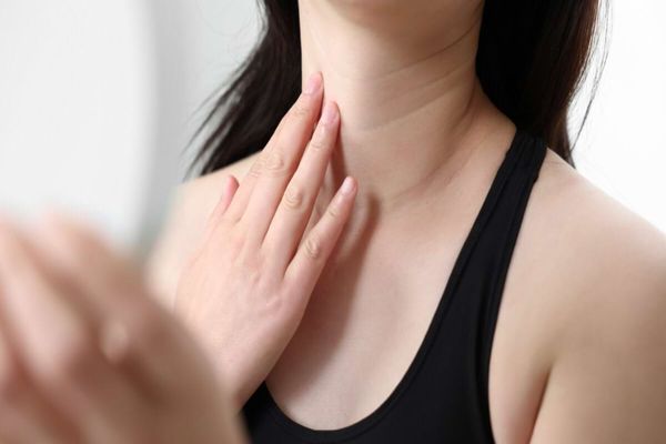 Acest obicei zilnic accelerează apariția ridurilor pe gât! Iată cum să le eviți!