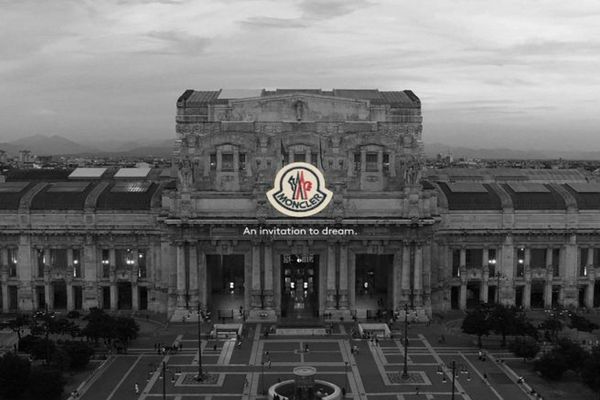 Moncler transformă gara din Milano într-o galerie de artă