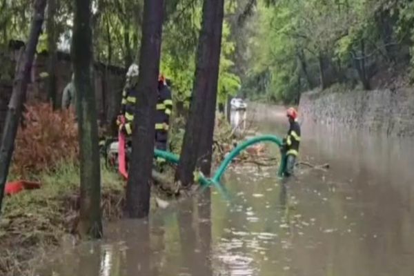 Inundații pe DN1. Șoseaua, blocată de aluviuni în zona gării din Sinaia - IMAGINI