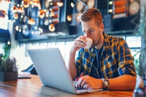 Nomazii digitali, interziși în cafenele