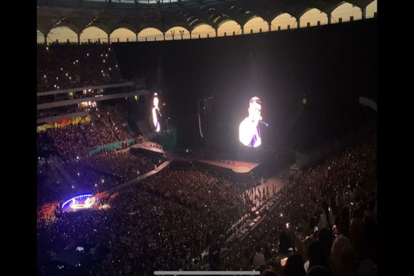 Cum a ajuns manelistul Babasha să cânte pe scenă la concertul Coldplay