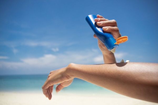 CUM FOLOSEȘTI CORECT PRODUSELE PENTRU PLAJĂ