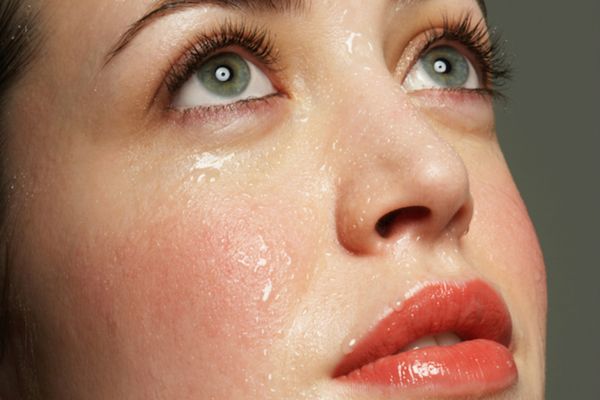 Cum realizezi un machiaj rezistent la căldură?