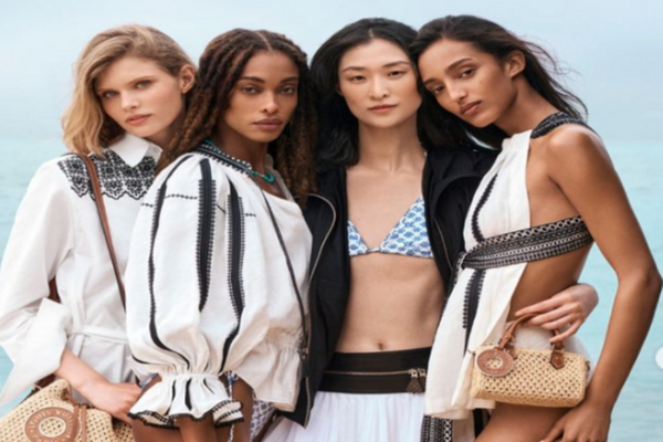 Casa de modă Louis Vuitton, acuzată că a copiat în noua colecție o ie românească din Mărginimea Sibiului