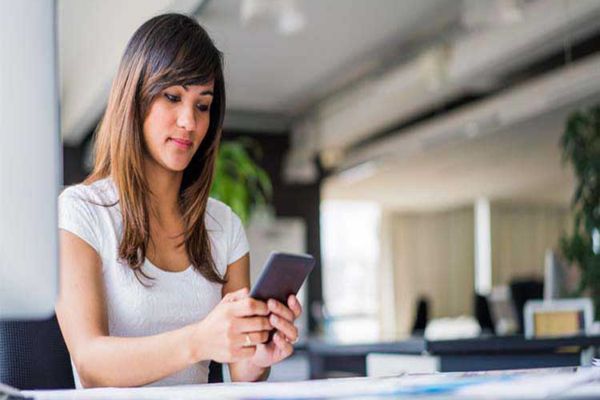 Utilizarea telefonului mobil ar putea cauza bărbia dublă