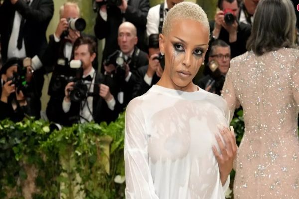 Cămașă de spital pe stradă: tendința tulburătoare a modei americane