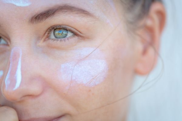 Cum previi usturimea din jurul ochilor după ce aplici protecția solară