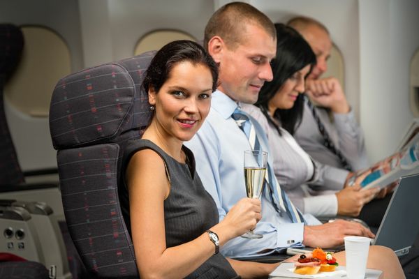 CUM SĂ TE ÎMBRACI CÂND CĂLĂTOREȘTI CU AVIONUL? UN ÎNSOȚITOR DE BORD DEZVĂLUIE LISTA HAINELOR DE EVITAT