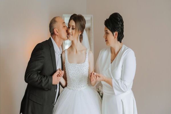 CUM SĂ TE ÎMBRACI LA NUNTĂ, DACĂ EȘTI MAMA MIRESEI SAU A MIRELUI