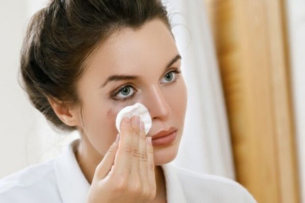 Nu te demachiezi întotdeauna seara? Iată care sunt riscurile la care te expui!