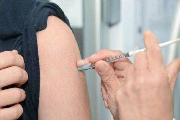 VACCINUL CARE PREVINE MAI MULTE TIPURI DE CANCER, DISPONIBIL PÂNĂ LA 26 DE ANI