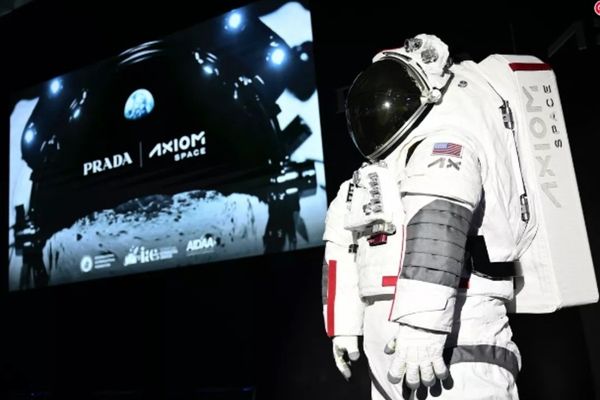 Prima femeie care va merge pe Lună va purta Prada