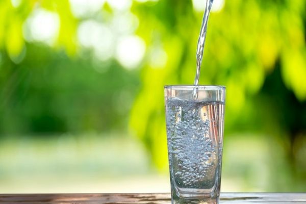 Este apa carbogazoasă la fel de hidratantă ca apa plată? Ce spun specialiștii