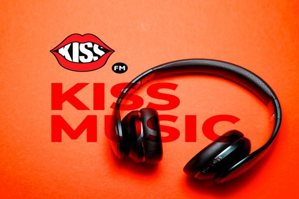 Un nou scandal la Kiss FM. După ce l-au interzis pe Connect-R, au insultat şi Diaspora
