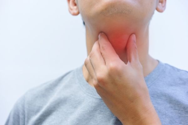 CUM SĂ TRATEZI O DURERE ÎN GÂT