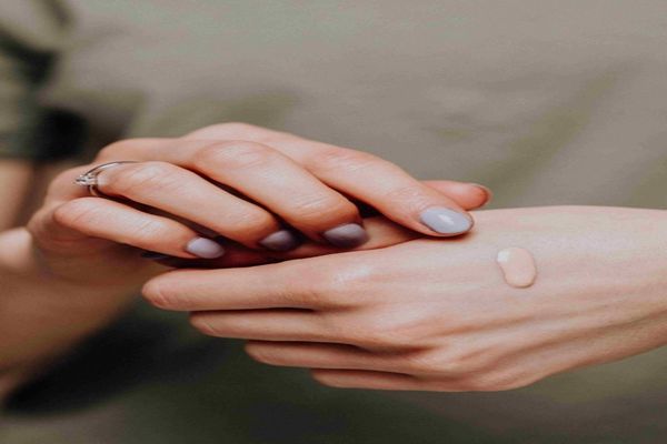 Îți testezi fondul de ten pe mână pentru a găsi nuanța perfectă, idee bună sau rea?