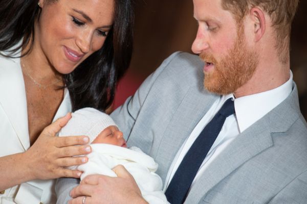 Harry și Meghan au făcut publice fotografii rare cu copiii lor pe felicitarea de Crăciun