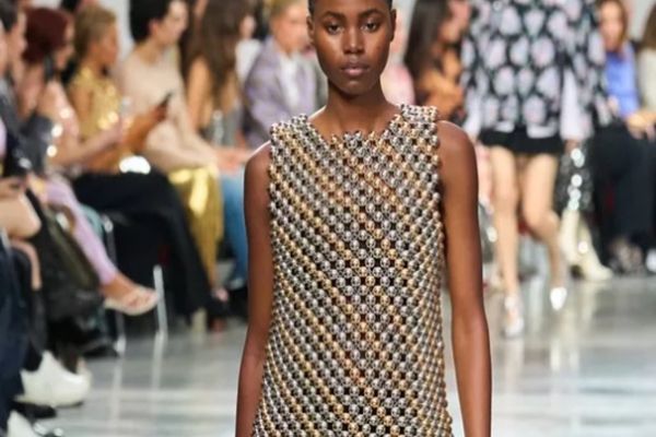 „Castle-core”: vom purta în curând zale și cizme de cavaler?