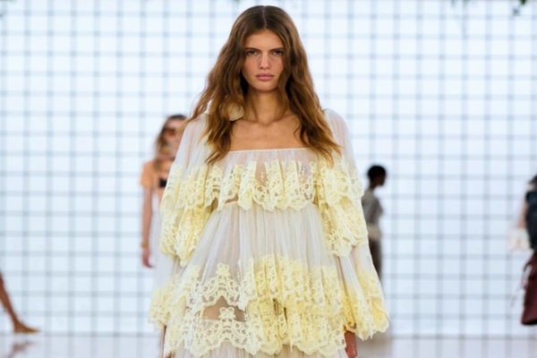 Flori, volume vaporoase, volane și broderii: va detrona tendința neoromantică luxul liniștit?