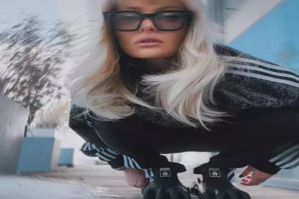 Delia, ținta ironiilor pe internet, din cauza încălțărilor de zăpadă cu degete