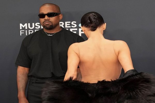 Kanye West și-a adus soția dezbrăcată pe covorul roșu dela Premiile Grammy 2025. Au fost dați afară de la gală