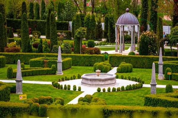 S-a deschis cea mai frumoasă grădină cu flori din România. Este un paradis în stil italian 