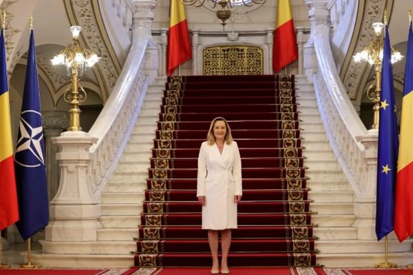 Cât costă rochia albă purtată de Elena Lasconi la dezbaterea electorală