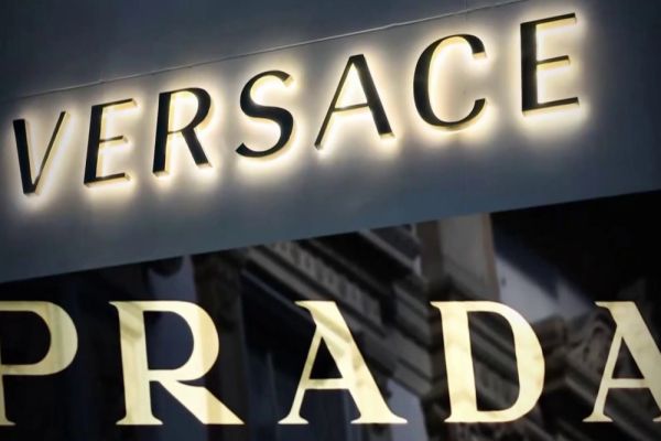 PRADA CUMPĂRĂ VERSACE PENTRU 1,25 MILIARDE DE EURO ȘI FORMEAZĂ UN NOU GIGANT AL MODEI ITALIENE